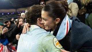 Antoine Dupont et Iris Mittenaere en fête dans les tribunes du Stade de France, leurs deux familles à l'unisson