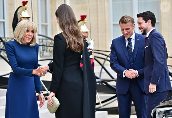 Une visite diplomatique importante, destinée à renforcer les liens d’amitié entre la France et la Jordanie.

Le président français Emmanuel Macron et Brigitte Macron, Hussein ben Abdallah, et sa femme la princesse Rajwa Al Hussein à l'Elysée, le 8 octobre 2025. 

© Christian Liewig / Bestimage