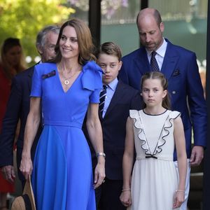 En compagnie de son mari, le prince William, mais aussi de ses trois enfants, la princesse de Galles a fait une entrée remarquée. 

Le Prince et la Princesse de Galles (Le prince William, prince de Galles, et Catherine (Kate) Middleton, princesse de Galles), le Prince George (Le prince George de Galles) et la Princesse Charlotte (La princesse Charlotte de Galles) regardent la finale masculine de Wimbledon entre Jannik Sinner et Carlos ATP à Wimbledon, Londres, Royaume-Uni, le 13 juillet 2025.
©Andrew Matthews/WPA-Pool/Bestimage