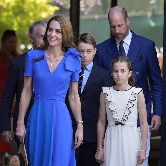 En compagnie de son mari, le prince William, mais aussi de ses trois enfants, la princesse de Galles a fait une entrée remarquée. 

Le Prince et la Princesse de Galles (Le prince William, prince de Galles, et Catherine (Kate) Middleton, princesse de Galles), le Prince George (Le prince George de Galles) et la Princesse Charlotte (La princesse Charlotte de Galles) regardent la finale masculine de Wimbledon entre Jannik Sinner et Carlos ATP à Wimbledon, Londres, Royaume-Uni, le 13 juillet 2025.
©Andrew Matthews/WPA-Pool/Bestimage