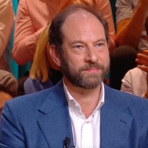 Olivier Guez face à Léa Salamé sur le plateau de "Quelle époque". (Capture d'écran).