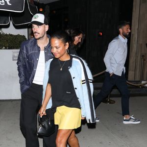 Leur passage n’est pas passé inaperçu : le restaurant La Couronne, plus vieille auberge de France, a partagé leur venue sur ses réseaux sociaux.

Los Angeles, Californie – EXCLUSIF – Christina Milian et son mari Matt Pokora passent une soirée au Catch Steak en compagnie de la star du football Olivier Giroud et de son épouse. Backgrid USA / Bestimage.