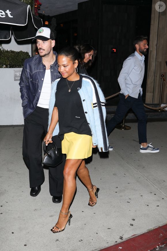 Leur passage n’est pas passé inaperçu : le restaurant La Couronne, plus vieille auberge de France, a partagé leur venue sur ses réseaux sociaux.

Los Angeles, Californie – EXCLUSIF – Christina Milian et son mari Matt Pokora passent une soirée au Catch Steak en compagnie de la star du football Olivier Giroud et de son épouse. Backgrid USA / Bestimage.