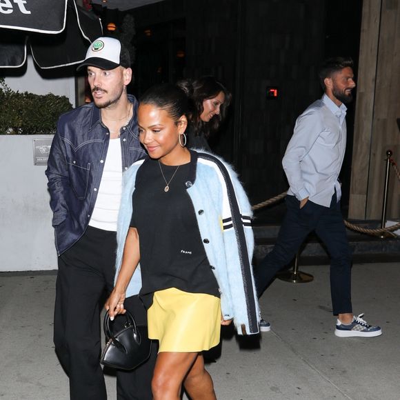 Leur passage n’est pas passé inaperçu : le restaurant La Couronne, plus vieille auberge de France, a partagé leur venue sur ses réseaux sociaux.

Los Angeles, Californie – EXCLUSIF – Christina Milian et son mari Matt Pokora passent une soirée au Catch Steak en compagnie de la star du football Olivier Giroud et de son épouse. Backgrid USA / Bestimage.