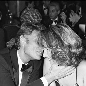 Archives - Johnny Hallyday et Nathalie Baye en soirée pendant le Festival de Cannes en 1984. (ANGELI-RINDOFF / BESTIMAGE).