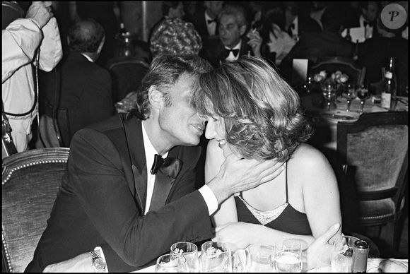 Archives - Johnny Hallyday et Nathalie Baye en soirée pendant le Festival de Cannes en 1984. (ANGELI-RINDOFF / BESTIMAGE).