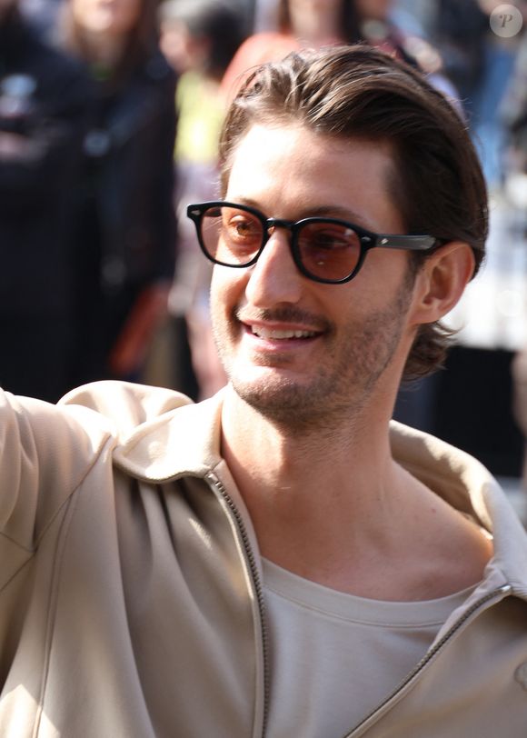 Pierre Niney aux arrivées du défilé Lacoste Collection Femme Prêt-à-Porter Automne/Hiver 2026-2027 lors de la Fashion Week de Paris (PFW) à Roland Garros, à Paris, France, le 8 mars 2026. © Denis Guignebourg/Bestimage