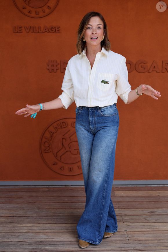Ce premier JT s’est déroulé dans un contexte chargé d’émotion, marqué par la disparition récente de Thierry Ardisson. 

Isabelle Ithurburu - Les célébrités au village lors des Internationaux de France de Tennis de Roland Garros le 1er juin 2025. © Dominique Jacovides / Bestimage