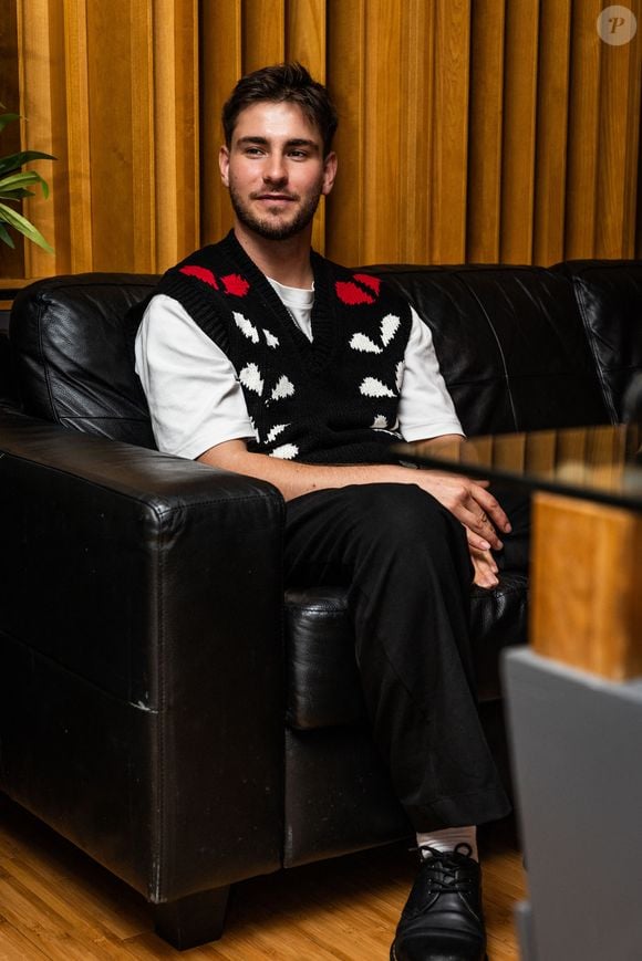 Exclusif - Julien Lieb (Star Academy 2023) lors d'une rencontre et écoute de son nouvel album avec des fans aux Studios de la Seine à Paris le 19 septembre 2025.
© Julien Sarkissian / Bestimage