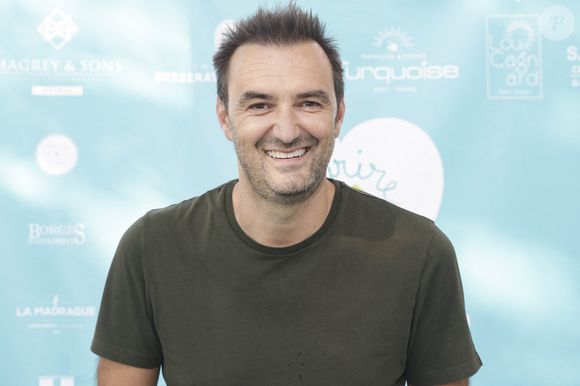 Cyril Lignac lors d'un tournoi de pétanque  place des Lices organisé par le magazine Turquoise pour l'association Sourire à la vie à Saint-Tropez le 10 août 2022.

© Jack Tribeca / Bestimage