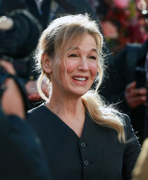 Il était connu du grand public pour son rôle de l’amiral Darcy, le père de Mark Darcy, dans la saga Bridget Jones dont Renee Zellweger était à l'affiche. 

Renee Zellweger lors de l'inauguration de la statue "Bridget Jones Scenes in the Square" à Londres, Royaume Uni, le 17 novembre 2025. © Backgrid UK/Bestimage