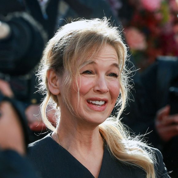 Il était connu du grand public pour son rôle de l’amiral Darcy, le père de Mark Darcy, dans la saga Bridget Jones dont Renee Zellweger était à l'affiche. 

Renee Zellweger lors de l'inauguration de la statue "Bridget Jones Scenes in the Square" à Londres, Royaume Uni, le 17 novembre 2025. © Backgrid UK/Bestimage