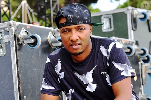 Le rappeur Soprano en bord de mer à Antibes, le 23 juillet 2015. 

 Photo : Bestimage