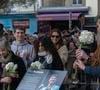 Au total, plus de 4 000 fans s'étaient réunis sur la place de Dieppe, aux côtés de la famille du chanteur.
La Famille autour de la plaque en hommage au chanteur Naâman, - Hommage au chanteur de reggae dieppois Naâman (Martin Mussard), décédé d'une tumeur au cerveau à 34 ans, sur la place rebaptisée à son nom à Dieppe, le 23 février 2025.
© Florian Savina / Bestimage