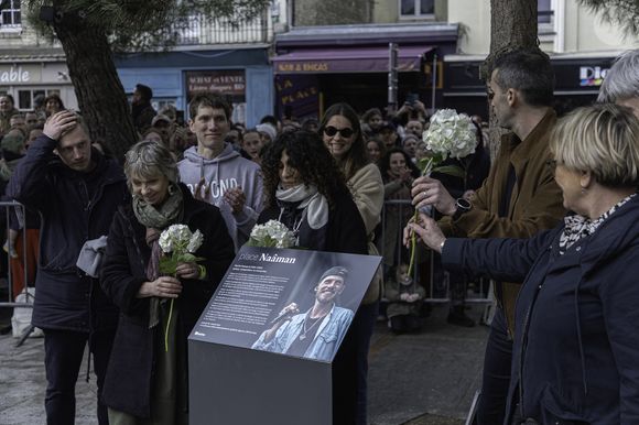 Au total, plus de 4 000 fans s'étaient réunis sur la place de Dieppe, aux côtés de la famille du chanteur.

La Famille autour de la plaque en hommage au chanteur Naâman, - Hommage au chanteur de reggae dieppois Naâman (Martin Mussard), décédé d'une tumeur au cerveau à 34 ans, sur la place rebaptisée à son nom à Dieppe, le 23 février 2025.
© Florian Savina / Bestimage