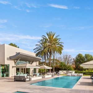 Exclusif - La nouvelle villa de Kanye West à Beverly Hills. Kanye a finalisé l'achat hors marché pour 35 millions de dollars. La propriété de style méditerranéen comprend environ 1900 m2 d'espace habitable, des jardins privés et des vues panoramiques sur la ville. Los Angeles, le 15 décembre 2024.