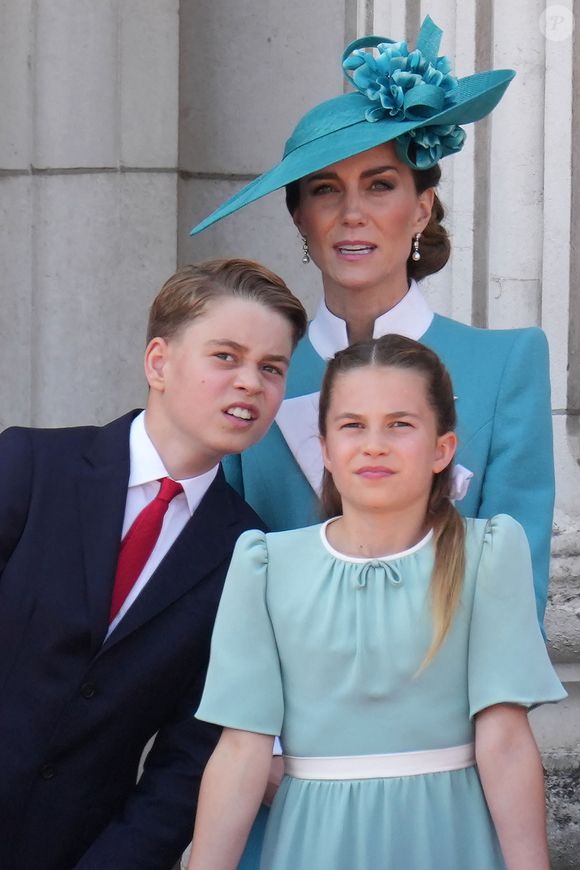 Kate Middleton n'est pas celle qui a pris la photo

Catherine (Kate) Middleton, princesse de Galles, Le prince George de Galles, La princesse Charlotte de Galles, - Les membres de la famille royale britannique au balcon de Buckingham Palace lors de la cérémonie Trooping the Colour à Londres, le 14 juin 2025. Affecté par le crash du Boeing 787 Dreamliner à Ahmedabad du 12 juin, le souverain et les officiels porteront un brassard noir en hommage aux plus de 270 victimes. Bon nombre d'elles étaient des ressortissants britanniques. 
© James Whatling / Bestimage