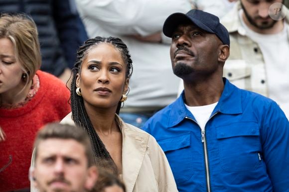 Harry Roselmack et sa nouvelle compagne Jennifer Galap en tribunes lors des Internationaux de France de Tennis de Roland Garros 2025, à Paris, France, le 7 juin 2025. © Cyril Moreau/Bestimage