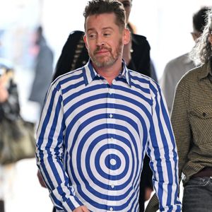 Macaulay Culkin arrivant au défilé Jean Paul Gaultier lors de la Fashion Week à Paris, en France, le 8 mars 2026. Photo de Julien Reynaud/APS-Medias/ABACAPRESS.COM
