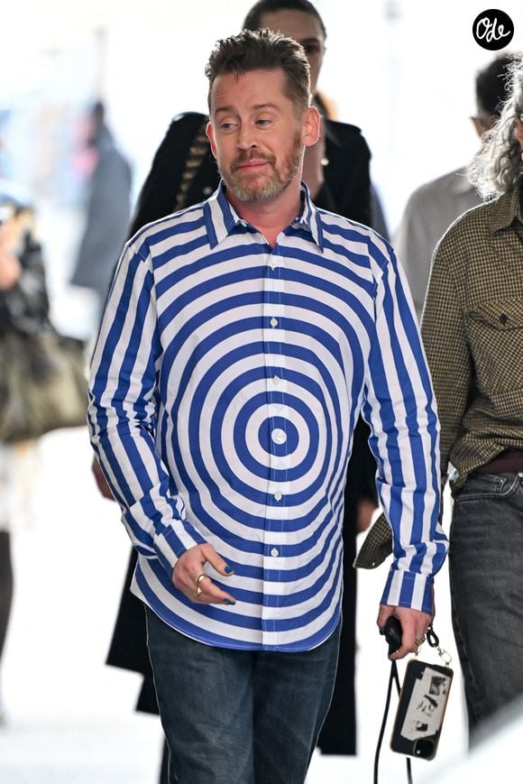 Macaulay Culkin arrivant au défilé Jean Paul Gaultier lors de la Fashion Week à Paris, en France, le 8 mars 2026. Photo de Julien Reynaud/APS-Medias/ABACAPRESS.COM