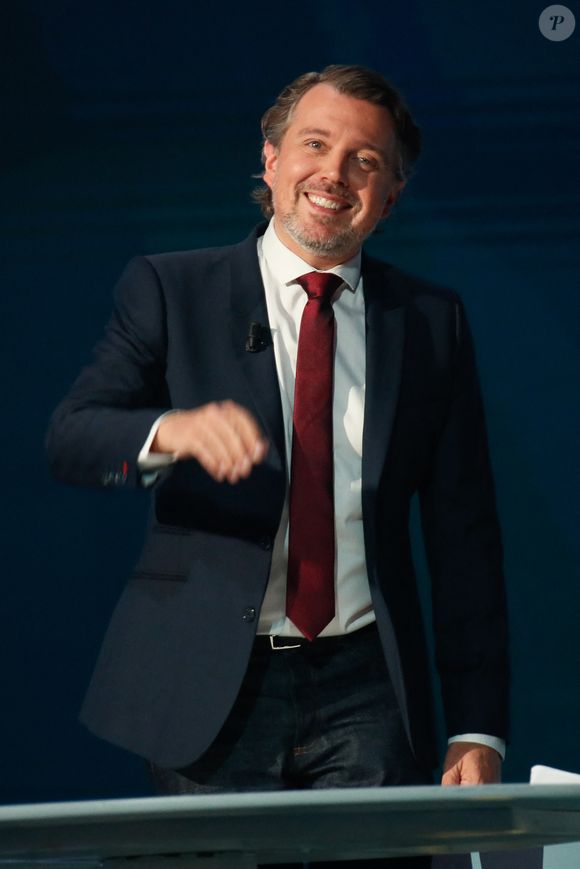 Exclusif - Alex Vizorek lors de l'enregistrement de l'émission "Laurent Gerra, l'anniversaire événement" présentée par S.Bern et qui sera diffusée le 7 juin 2025 sur France 2, au théâtre Marigny, à Paris, France, le 28 avril 2025. © Clovis-Moreau/Bestimage