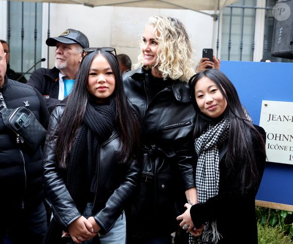 Laeticia Hallyday, ses filles Joy et Jade lors de l'inauguration d'une plaque commémorative en hommage à Johnny Hallyday devant l'immeuble où le chanteur français a grandi dans le 9ème arrondissement de Paris, France, le 22 décembre 2023.  © Dominique Jacovides/Bestimage