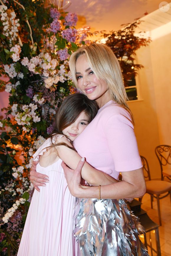 Adriana Karembeu avec sa fille Nina - A l'occasion de la fête des Mères, Adriana Karembeu et Lenôtre s'associent pour créer l'entremets "Nina" au Pré Catelan à Paris le 29 avril 2025.
© Rachid Bellak/Bestimage