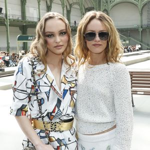 Lily-Rose Depp et sa mère Vanessa Paradis - Les célébrités au photocall du défilé "Chanel Cruise Collection 2020" au Grand Palais. Paris, le 3 mai 2019.
© Olivier Borde/Bestimage