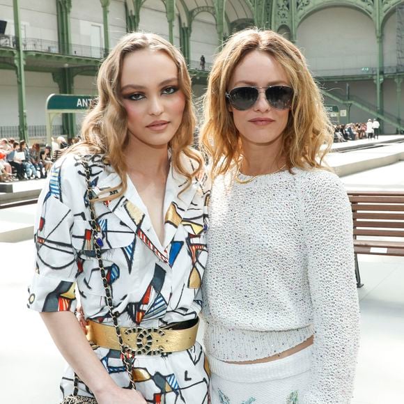 Lily-Rose Depp et sa mère Vanessa Paradis - Les célébrités au photocall du défilé "Chanel Cruise Collection 2020" au Grand Palais. Paris, le 3 mai 2019.
© Olivier Borde/Bestimage