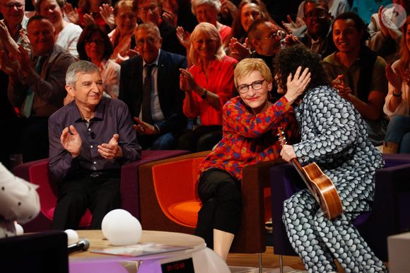 Exclusif - Roman Doduik et ses parents Véronique et Gérard lors de l'enregistrement de l'émission "Famille je vous aime" présentée par M. Drucker et qui sera diffusée le 13 juin 2025 sur France 3, aux Studios rive gauche à Paris, France, le 14 avril 2025. © Clovis-Gaffiot/Bestimage