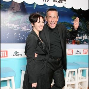 Hélas, moins d'un an plus tard, le sort s'est acharné. Le 18 février 2026, Béatrice Loustalan, ex-épouse de Thierry Ardisson et mère de ses trois enfants, s'éteignait à l'âge de 62 ans des suites d'un cancer.
Thierry et Béatrice Ardisson lors de la Première du film "OSS 117, Rio ne répond plus" au cinéma Gaumont Opéra à Paris, le 7 avril 2009.
OLIVIER BORDE / BESTIMAGE