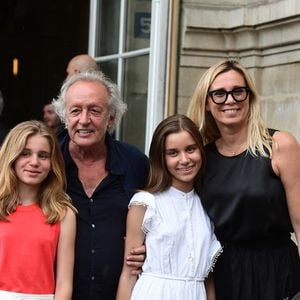Didier Barbelivien, sa femme Laure et leurs filles Louise et Lola - Mariage de Claude Lelouch à la mairie du 18ème à Paris. Le 17 juin 2023. © Agence / Bestimage