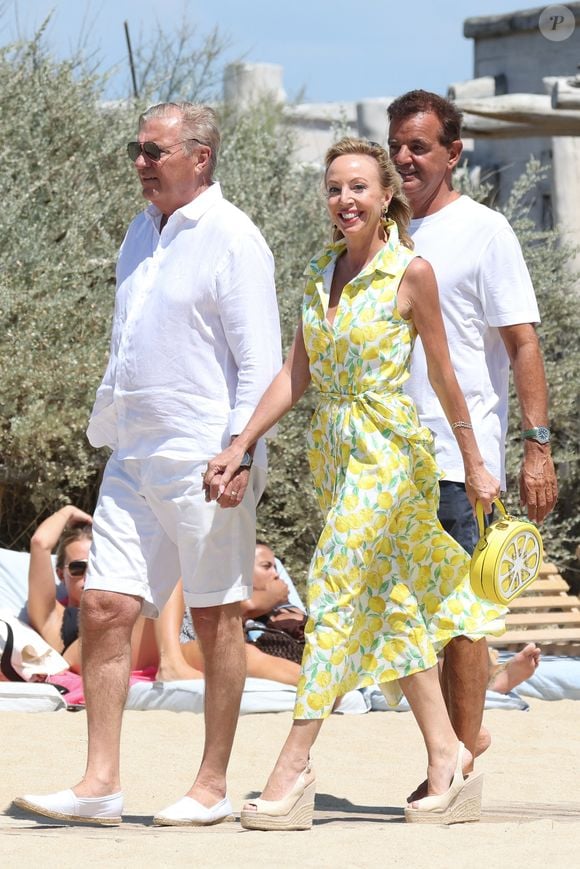 Charles de Bourbon des Deux-Siciles, Camilla de Bourbon des Deux-Siciles et leurs filles les princesses Maria Carolina et Maria Chiara sont allés déjeuner avec le prince Laurent de Belgique et ses enfants les princes Aymeric et Nicolas et la princesse Louise de Belgique au club 55 à Saint-Tropez le 3 aout 2025.