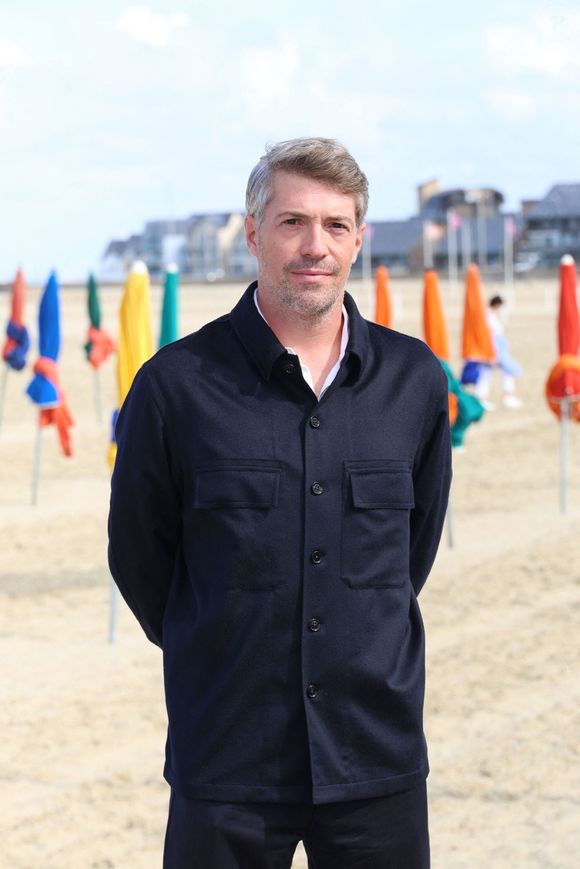 Thomas Cailley lors du photocall des membres du jury lors du 51e Festival du Cinéma Américain de Deauville le 8 septembre 2025. © Denis Guignebourg/Bestimage