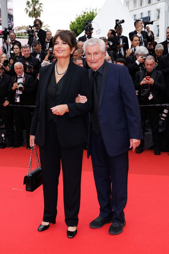 Tout comme celui formé par Valérie Perrin et Claude Lelouch

Valérie Perrin et son mari Claude Lelouch - Montée des marches du film « Partir un jour » pour la cérémonie d’ouverture du 78ème Festival International du Film de Cannes, au Palais des Festivals à Cannes. Le 13 mai 2025
© Jacovides-Moreau / Bestimage