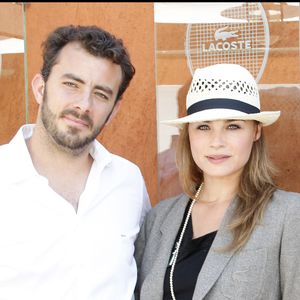 Elle est en couple avec Thierry Ascione

Thierry Ascione et Mélanie Maudran à Roland-Garros.
