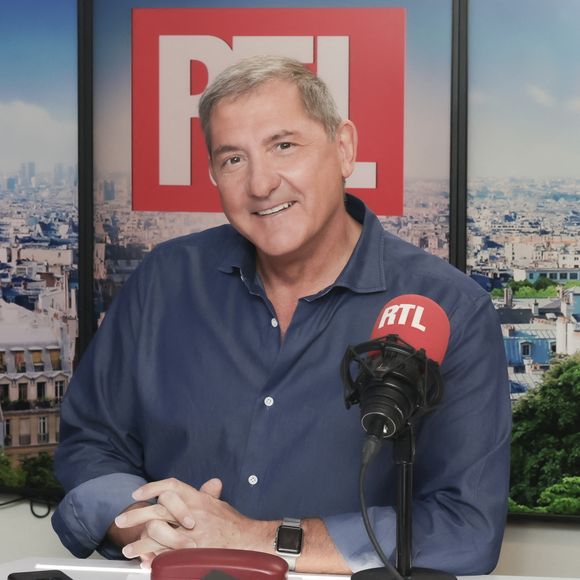 Évincé successivement de la matinale au profit de Thomas Sotto, puis de la tranche 18h‑20h remplacé par Anne‑Sophie Lapix, il a refusé un programme le week-end.

Exclusif - Yves Calvi - Tournage de l'émission "Sketch Story". © Jack Tribeca / Bestimage