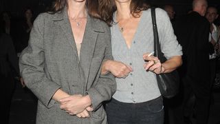 Après le départ de sa soeur Kate, Charlotte Gainsbourg "n'arrivait pas à s'en sortir" : son exil à des milliers de kilomètres l'a sauvée