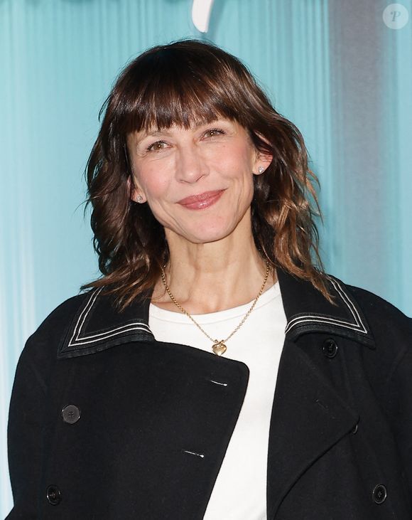 Parmi les invités présents lors de la soirée, Sophie Marceau a pris la pose avec son naturel rayonnant.

Sophie Marceau au photocall du showcase 2026 Disney+ à l'Institut de France à Paris, le 15 janvier 2026. 

Photo : Coadic Guirec / Bestimage