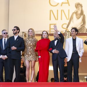 India Hair, Alexandre Mallet-Guy, Pierre Niney, Virginie Efira, Isabelle Huppert, Asghar Farhadi, Adam Bessa, Catherine Deneuve, Vincent Cassel - Montée des marches du film " Histoires parallèles " lors du 79ème Festival International du Film de Cannes, le 14 mai 2026. 

© Olivier Borde / Bestimage