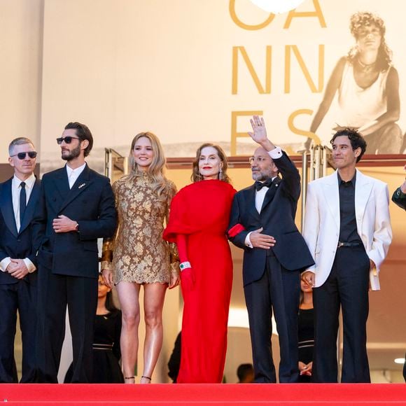India Hair, Alexandre Mallet-Guy, Pierre Niney, Virginie Efira, Isabelle Huppert, Asghar Farhadi, Adam Bessa, Catherine Deneuve, Vincent Cassel - Montée des marches du film " Histoires parallèles " lors du 79ème Festival International du Film de Cannes, le 14 mai 2026. 

© Olivier Borde / Bestimage