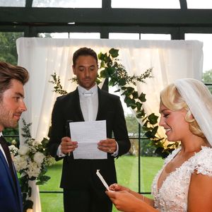 Exclusif - Prix spécial - No Web No Blog - Katrina Patchett, Valentin D'Hoore, Maxime Dereymez lors de la cérémonie civile d'échange d'anneaux - Mariage de Katrina Patchett et Valentin D'Hoore vendredi à 14 h à la mairie de Linselles dans les Hauts-de-France suivi d'une cérémonie civile d'échange d'anneaux, dont le maître de cérémonie était Maxime Dereymez, dans l'orangerie du château du Biez à Pecq en Belgique le 1er septembre 2017. © Philippe Doignon/Bestimage

Crédits obligatoires :
Valentin D'Hoore habillé par Hugo Boss
Katrina Patchett en robe Costarellos et chaussures Louboutin
Coiffure : Alexandra Dieu pour Vog coiffure
Maquillage : Marie Laure Thanneur