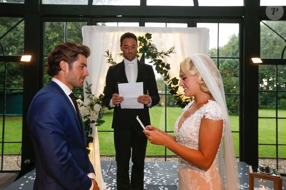 Exclusif - Prix spécial - No Web No Blog - Katrina Patchett, Valentin D'Hoore, Maxime Dereymez lors de la cérémonie civile d'échange d'anneaux - Mariage de Katrina Patchett et Valentin D'Hoore vendredi à 14 h à la mairie de Linselles dans les Hauts-de-France suivi d'une cérémonie civile d'échange d'anneaux, dont le maître de cérémonie était Maxime Dereymez, dans l'orangerie du château du Biez à Pecq en Belgique le 1er septembre 2017. © Philippe Doignon/Bestimage

Crédits obligatoires :
Valentin D'Hoore habillé par Hugo Boss
Katrina Patchett en robe Costarellos et chaussures Louboutin
Coiffure : Alexandra Dieu pour Vog coiffure
Maquillage : Marie Laure Thanneur