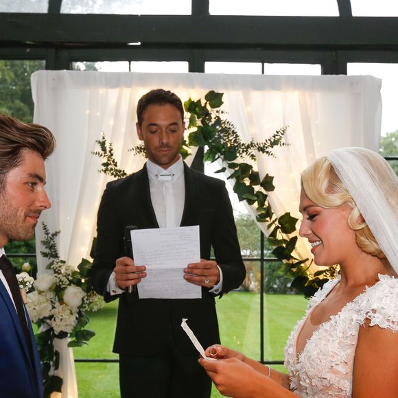 Exclusif - Prix spécial - No Web No Blog - Katrina Patchett, Valentin D'Hoore, Maxime Dereymez lors de la cérémonie civile d'échange d'anneaux - Mariage de Katrina Patchett et Valentin D'Hoore vendredi à 14 h à la mairie de Linselles dans les Hauts-de-France suivi d'une cérémonie civile d'échange d'anneaux, dont le maître de cérémonie était Maxime Dereymez, dans l'orangerie du château du Biez à Pecq en Belgique le 1er septembre 2017. © Philippe Doignon/Bestimage

Crédits obligatoires :
Valentin D'Hoore habillé par Hugo Boss
Katrina Patchett en robe Costarellos et chaussures Louboutin
Coiffure : Alexandra Dieu pour Vog coiffure
Maquillage : Marie Laure Thanneur