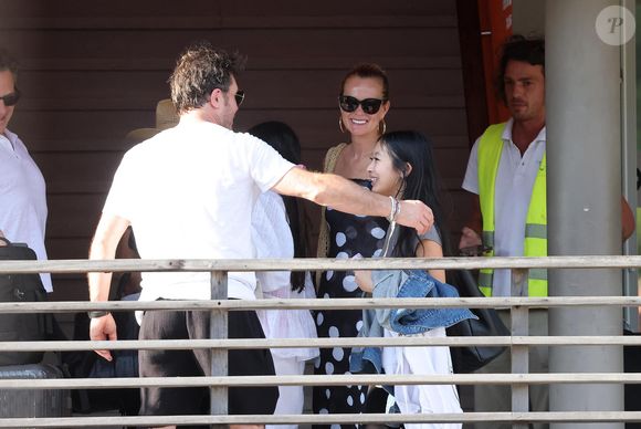 Exclusif - Laeticia Hallyday accompagnée de son compagnon Frédéric Suant et de sa fille Joy sont aller acceuillir Jade à l'aéroport de Saint-Barthélemy-Rémy-de-Haenen où tout le monde se retrouve pour le 50ème anniversaire de Laeticia, à Saint-Jean, Saint-Barthélémy, Antilles françaises, France, le 15 mars 2025. DOMINIQUE JACOVIDES / BESTIMAGE