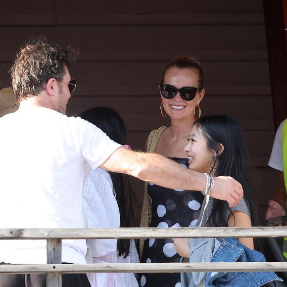 Exclusif - Laeticia Hallyday accompagnée de son compagnon Frédéric Suant et de sa fille Joy sont aller acceuillir Jade à l'aéroport de Saint-Barthélemy-Rémy-de-Haenen où tout le monde se retrouve pour le 50ème anniversaire de Laeticia, à Saint-Jean, Saint-Barthélémy, Antilles françaises, France, le 15 mars 2025. DOMINIQUE JACOVIDES / BESTIMAGE