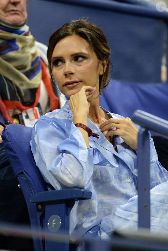Son ventre plat en fait rêver plus d'une et ce, même après quatre enfants. Mais alors quel est le secret ?

Victoria Beckham et son fils Romeo Beckham assistent au match de tennis Madison Keys contre Elise Mertens au US Open Tennis 2017 à New York, le 29 août 2017