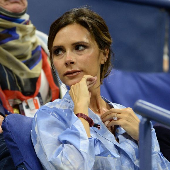 Son ventre plat en fait rêver plus d'une et ce, même après quatre enfants. Mais alors quel est le secret ?

Victoria Beckham et son fils Romeo Beckham assistent au match de tennis Madison Keys contre Elise Mertens au US Open Tennis 2017 à New York, le 29 août 2017