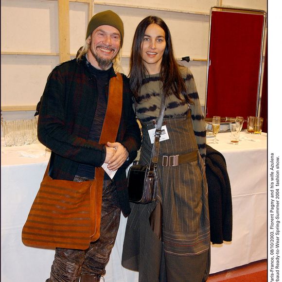 Florent Pagny et son épouse Azucena posent pour le défilé de Marithe et François Girbaud Prêt-à-porter Printemps-Eté 2004, Paris-France, le 08/10/2003. Crédit Serge Arnal/Abaca