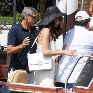 George Clooney et sa femme Amal Clooney sortent de leur hôtel, et prennent un bateau taxi pour se rendre dans un héliport pour s'envoler en hélicoptère de Venise, Italie, le 27 juin 2019.